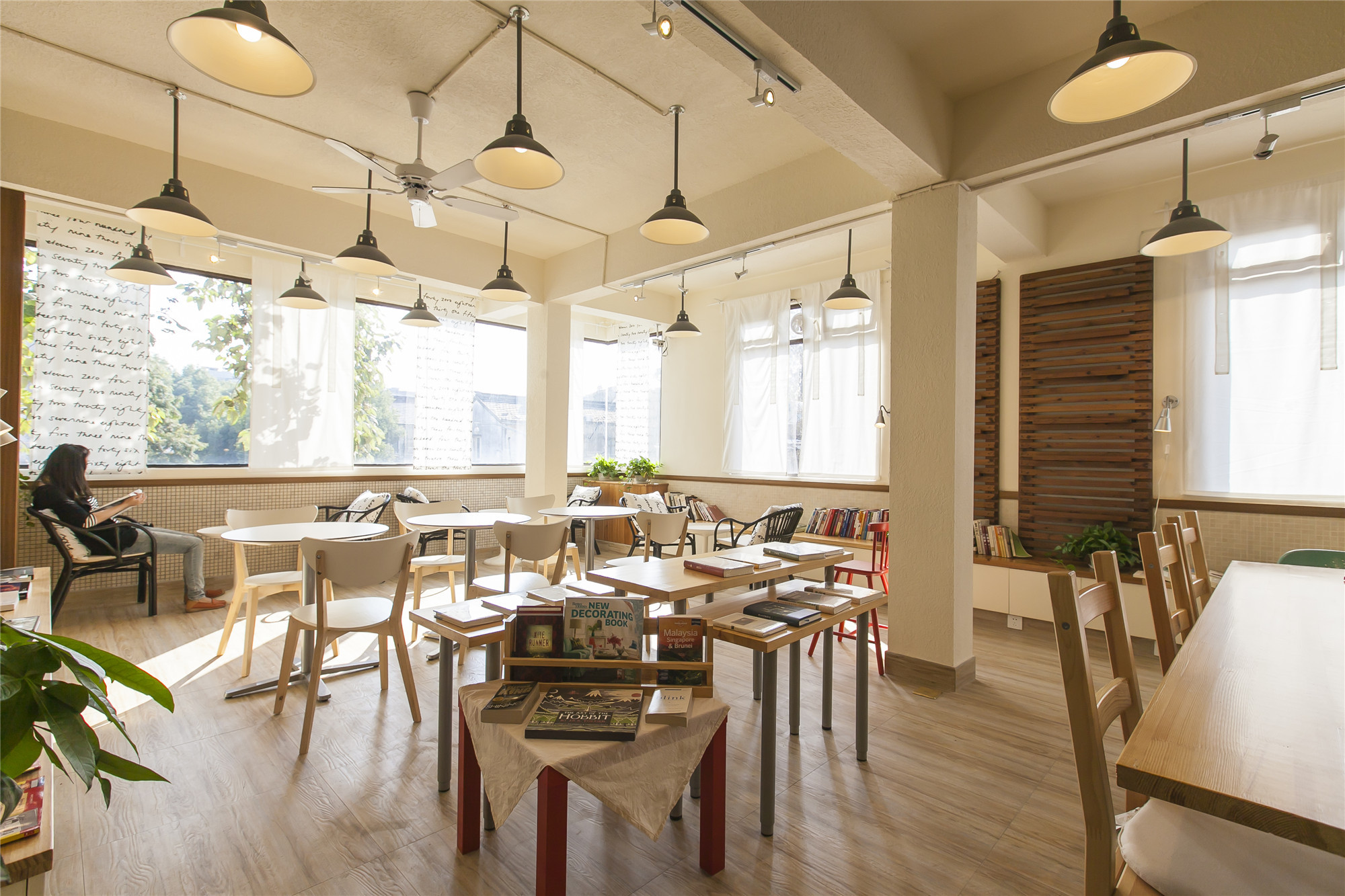 小型簡(jiǎn)約書店裝修設(shè)計(jì)-第3張圖片-上海古都建筑設(shè)計(jì)集團(tuán)